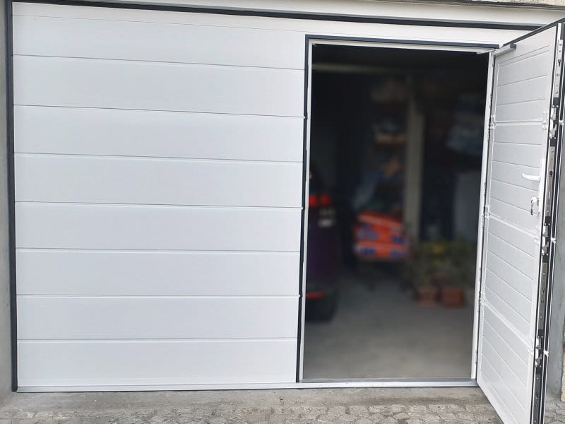 Une porte de garage sectionnelle avec portillon à Sallenôves (74)